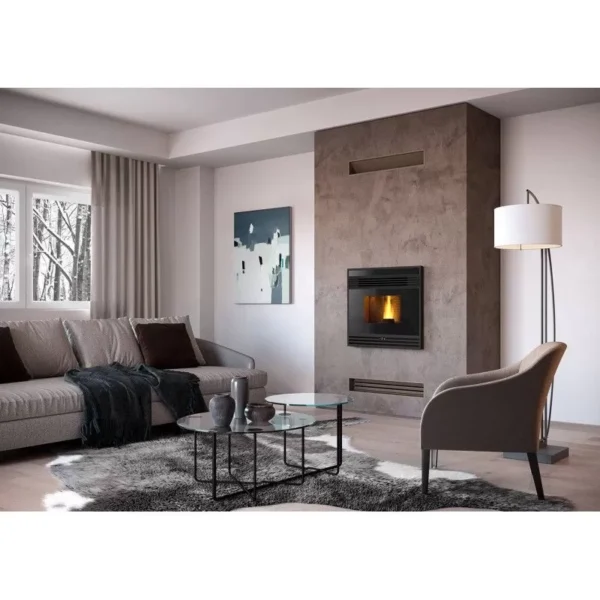 Performant et canalisable – 10 kW  Les inserts à granulés LIERA sont des appareils à granulés performants et modernes. Ils savent se faire oublier au quotidien grâce à une programmation souple et précise. Canalisables, ils rendent aussi possible la diffusion de la chaleur vers une autre pièce. La vitre “MAGIC LIGHT” est opaque foyer éteint. Le LIERA 80 est la version la plus large avec 80 cm. Mode de chargement des granulés : Par trappe  En stock – Image 3